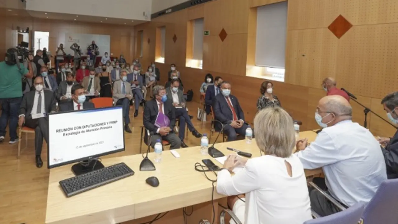 Ver&oacute;nica Casado explica a los presidentes de las diputaciones de Castilla y Le&oacute;n su nuevo plan de Atenci&oacute;n Primaria | Fuente: Sacyl 