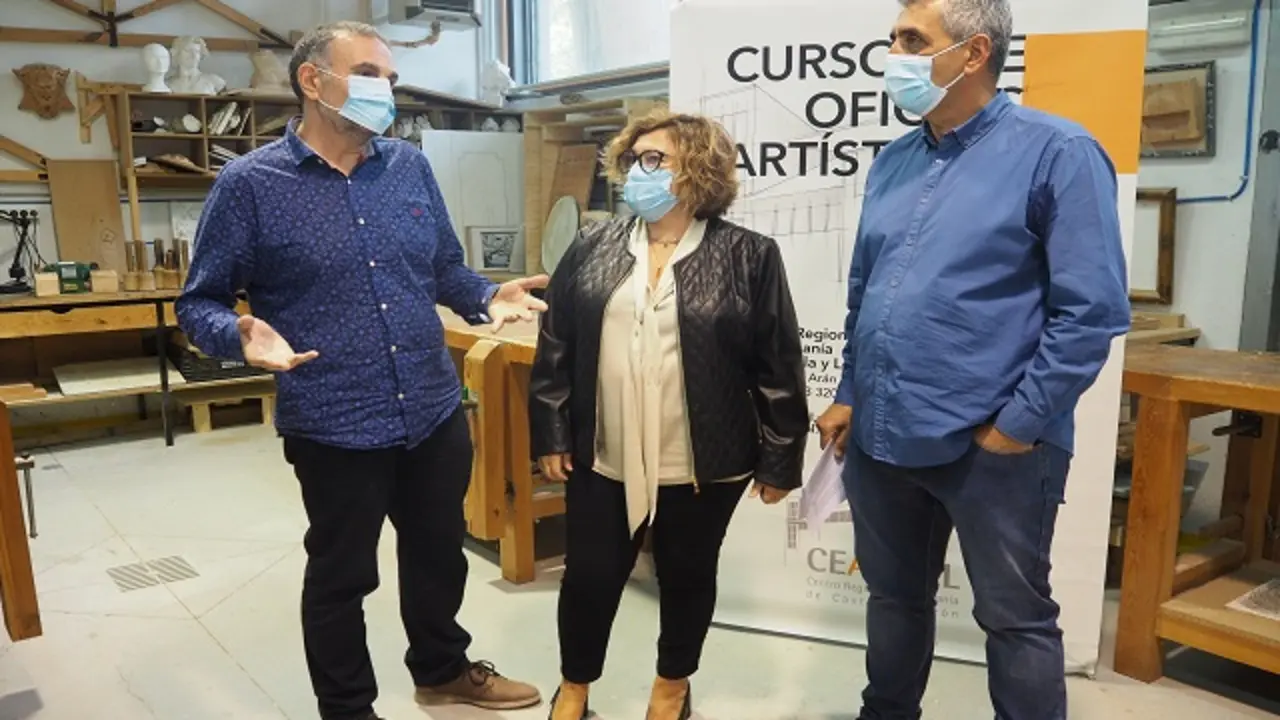 La concejala de Innovaci&oacute;n, Charo Ch&aacute;vez, el presidente de la Federaci&oacute;n de Organizaciones Artesanas de Castilla y Le&oacute;n, Miguel &Aacute;ngel Tapia, y el director del Centro de Artesan&iacute;a de Castilla y Le&oacute;n, F&eacute;lix Sanz | Fuente: Ayuntamiento de Valladolid