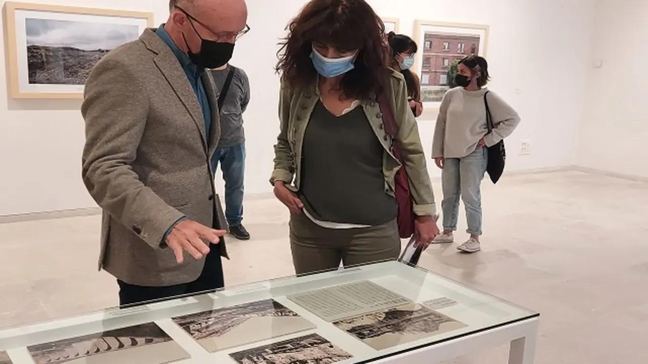La concejala de cultura, Ana Redondo, junto al autor de la muestra, Ricardo Gonz&aacute;lez | Fuente: Ayuntamiento de Valladolid