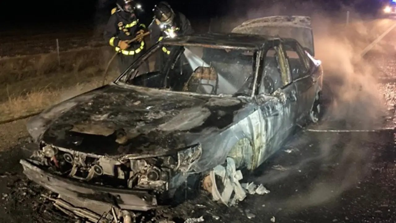 Incendio de un turismo en la A-62, en Alaejos | Fuente: Bomberos Diputaci&oacute;n de Valladolid