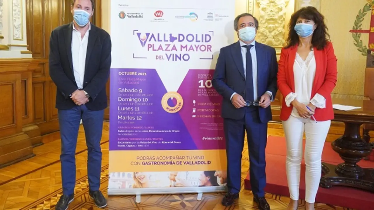 El alcalde de Valladolid, &Oacute;scar Puente, la concejala de Turismo, Ana Redondo, y el director de Foro de Debate en Castilla y Le&oacute;n, Manuel Salgado | Fuente: Ayuntamiento de Valladolid