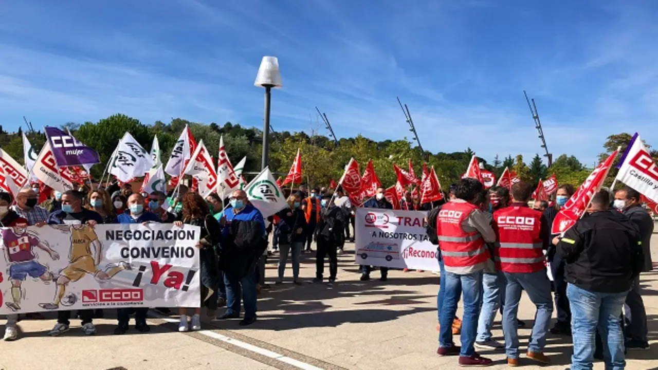 Concentraci&oacute;n del transporte sanitario frente a las Cortes en Valladolid | Fuente: UGT Castilla y Le&oacute;n