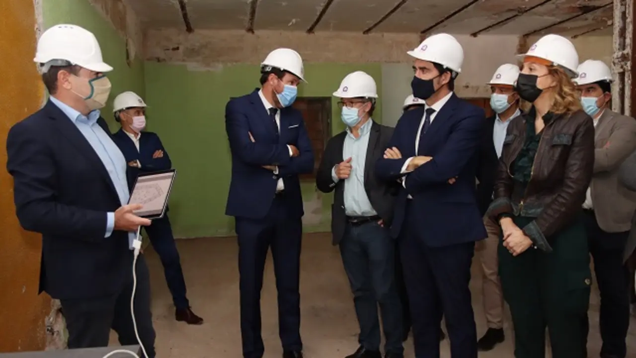 El alcalde y el consejero de Fomento visitan las obras del edificio de Puente Colgante | Fuente: Ayuntamiento de Valladolid