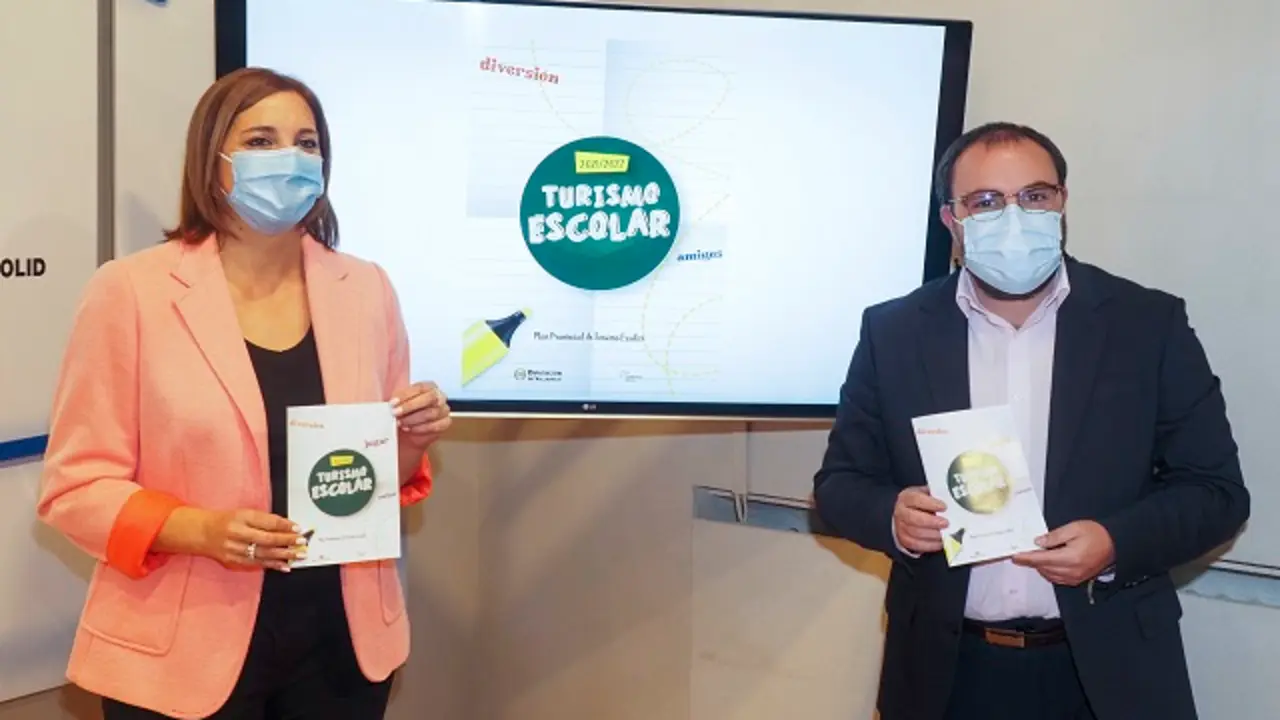 La diputada Inmaculada Toledano y el responsable de las actividades de los centros tur&iacute;sticos, Rub&eacute;n Gonz&aacute;lez, presentan el Plan de Turismo Escolar 2021-2022 | Fuente: Diputaci&oacute;n de Valladolid