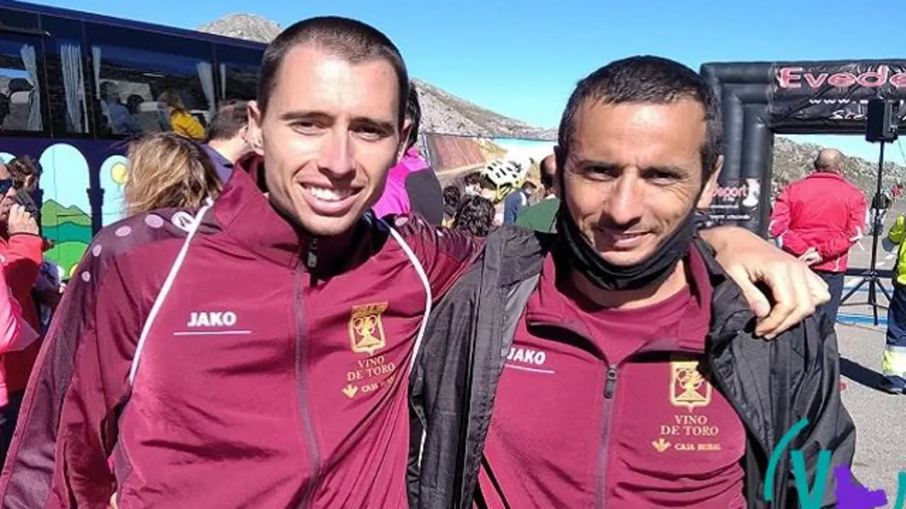 Los vallisoletanos Luis Enrique Melero y Ricardo Mayordomo celebran su victoria en la carrera en L'Angliru
