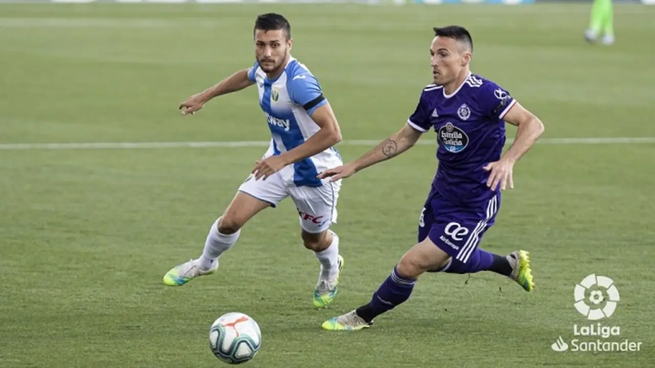 Fede San Emeterio disputando un bal&oacute;n ante &Oacute;scar Rodr&iacute;guez | Fuente: LaLiga