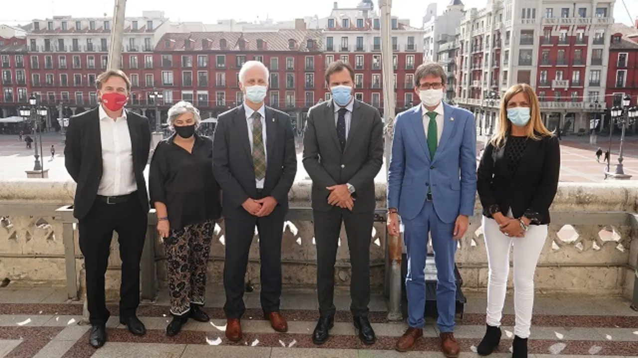 &Oacute;scar Puente junto con los representantes municipales de Valencia, Gij&oacute;n, Vitoria, Fuenlabrada y Logro&ntilde;o | Fuente: Ayuntamiento de Valladolid