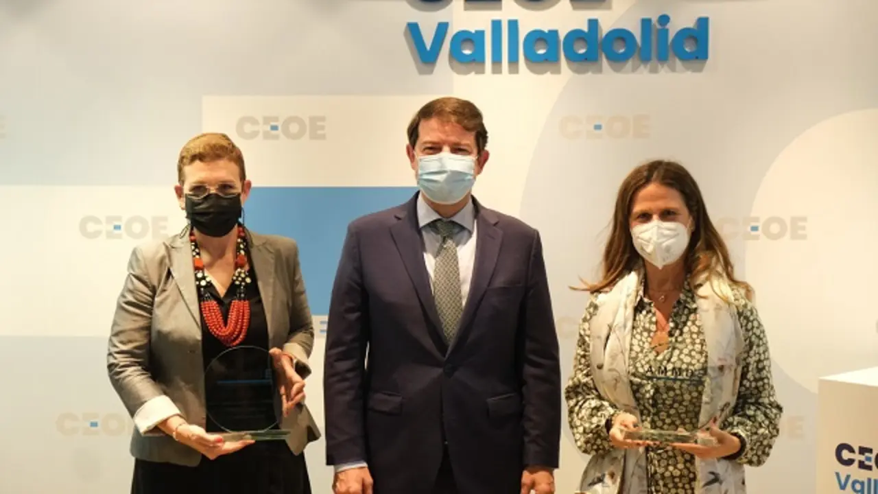 El presidente de la Junta, Alfonso Fern&aacute;ndez Ma&ntilde;ueco, junto a las premiadas Sonia Pascual y Beatriz Escudero | Fuente: jcyl