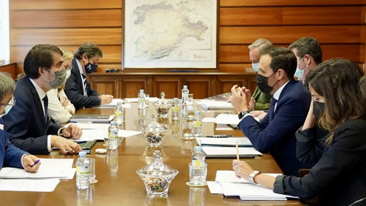 
El consejero de Fomento y Medio Ambiente, Juan Carlos Su&aacute;rez-Qui&ntilde;ones, reunido con el presidente de la Diputaci&oacute;n, Conrado &Iacute;scar | Fuente: jcyl