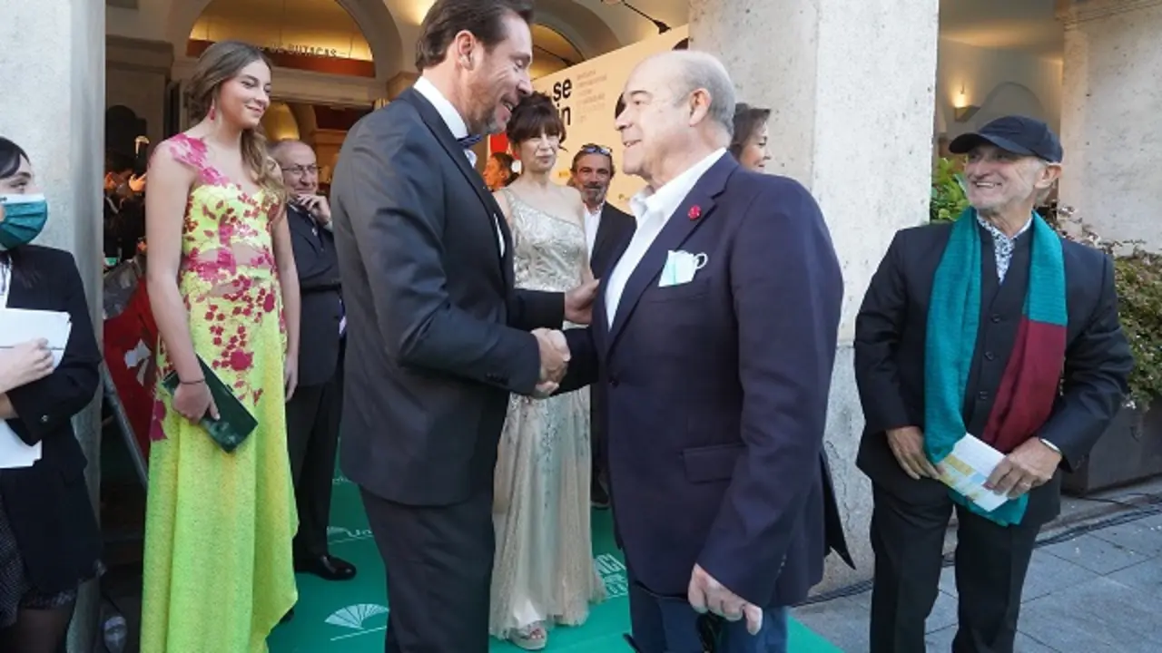 &Oacute;scar Puente saluda al actor Antonio Resines que asisti&oacute; al estreno de la 66 Seminci | Fuente: Ayuntamiento de Valladolid