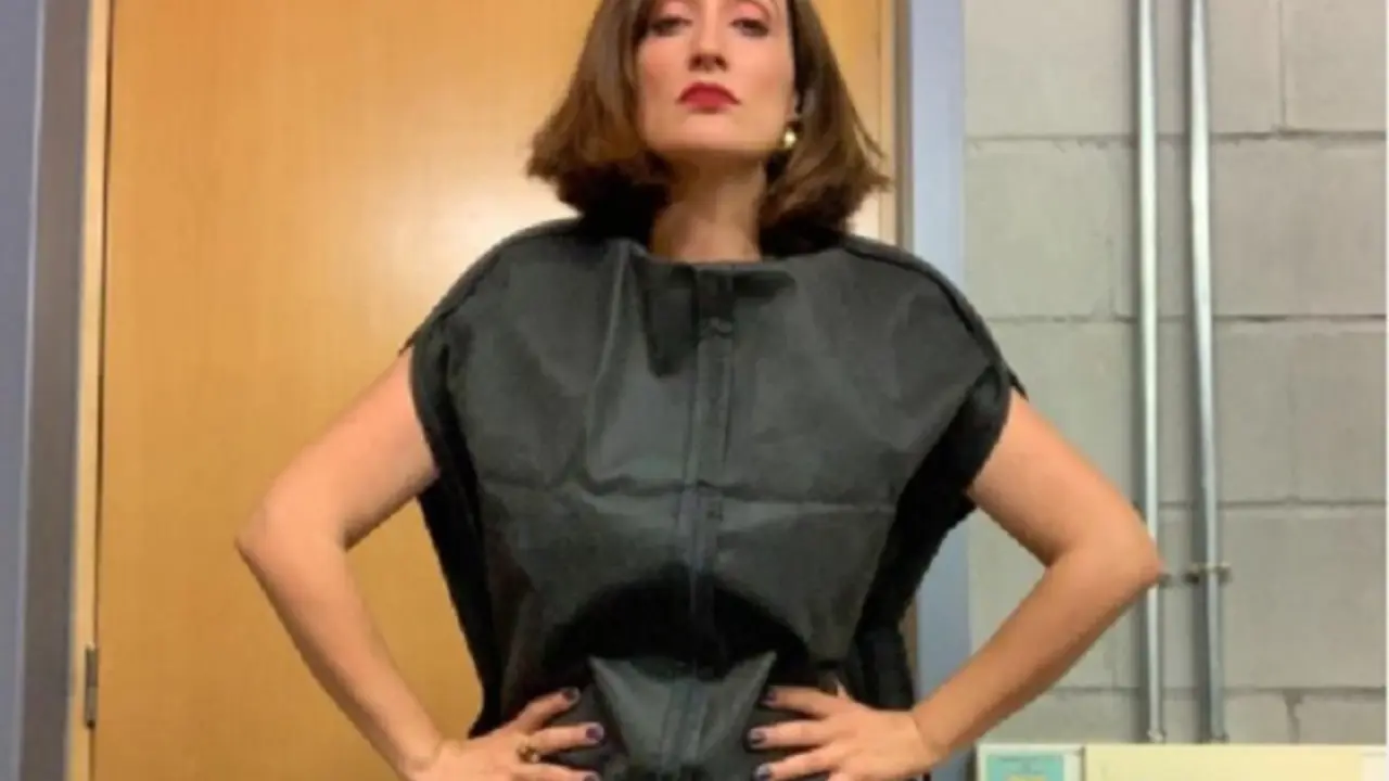 Ana Morgade posa con un porta trajes que luci&oacute; en la Seminci 