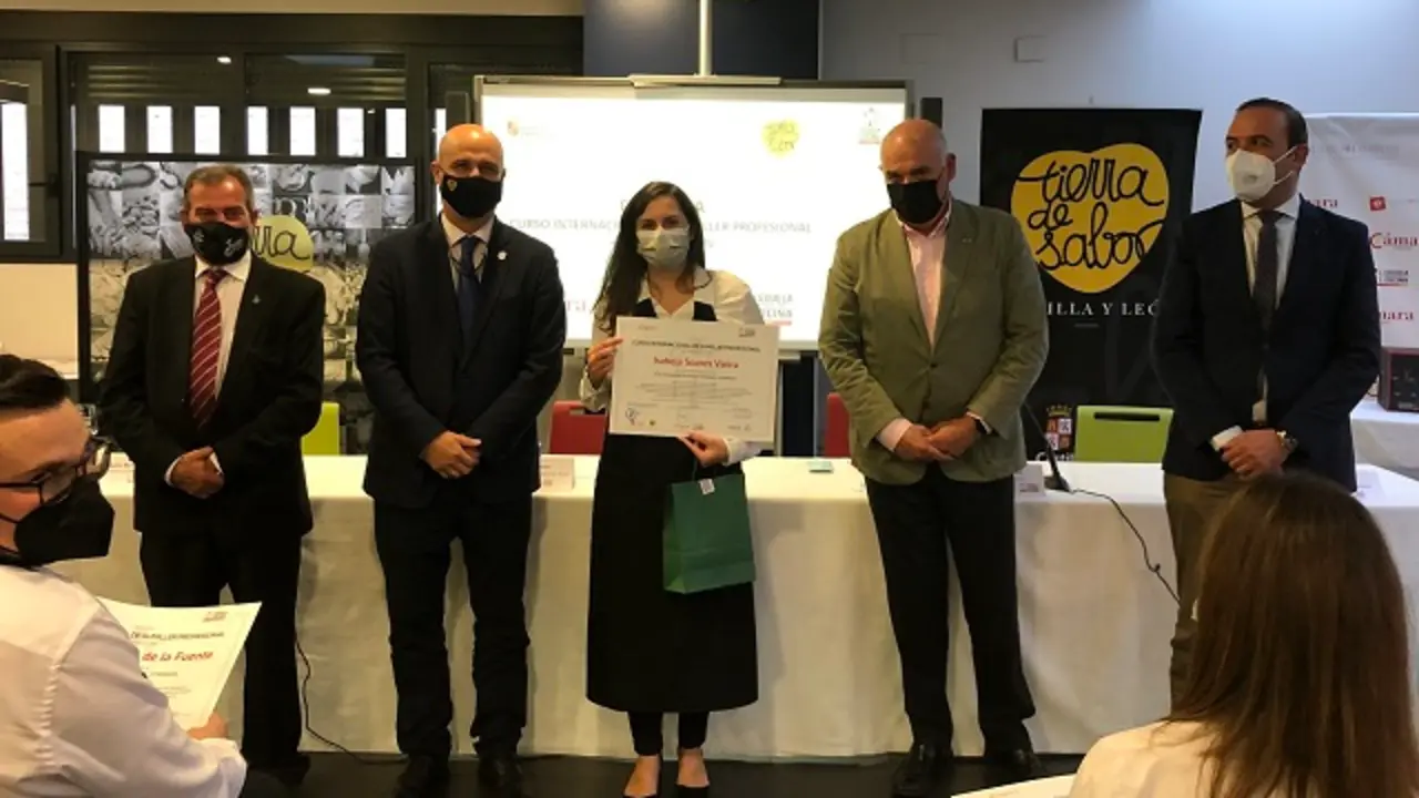 Isabel Soares recibe el premio a la mejor sumiller del curso profesional de la Escuela Internacional de Cocina