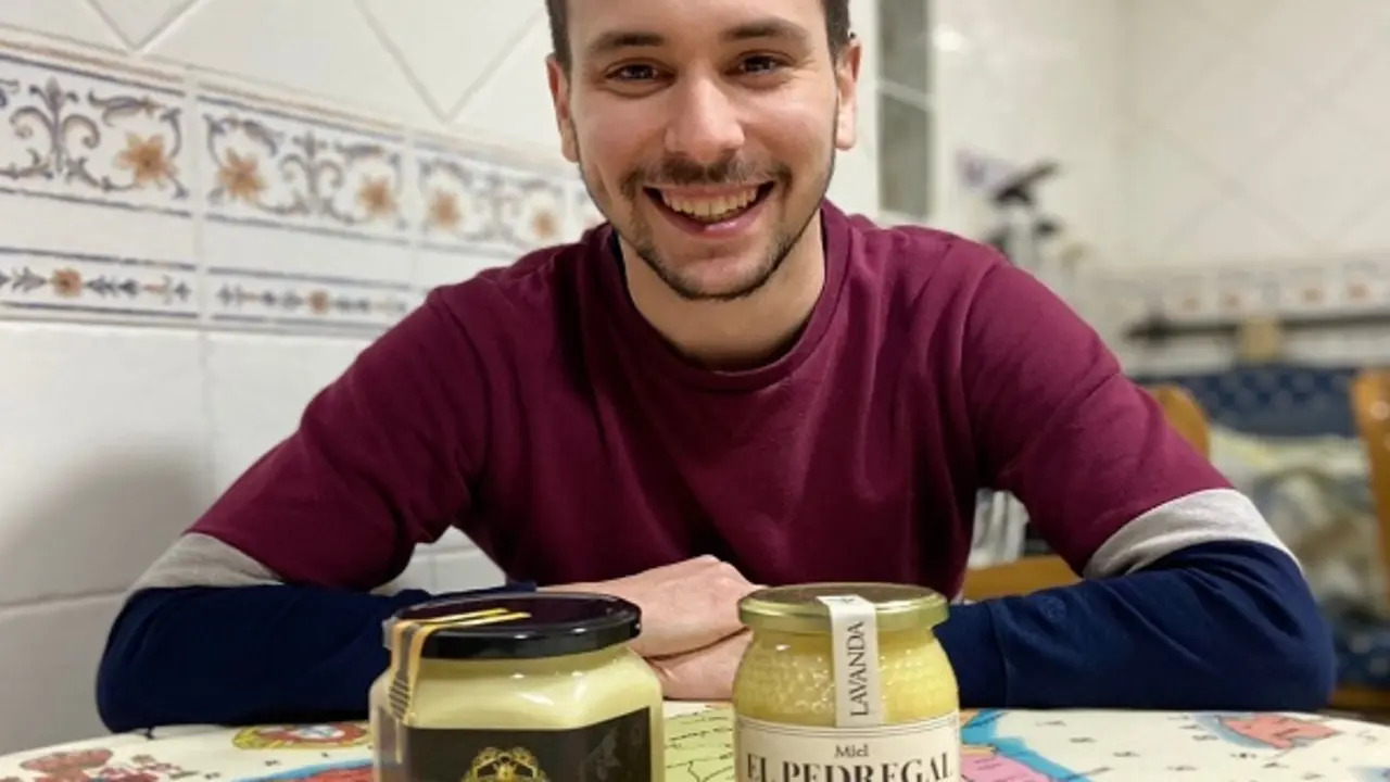 Adri&aacute;n Dom&iacute;nguez, el joven vallisoletano que triunfa con su miel en toda Espa&ntilde;a
