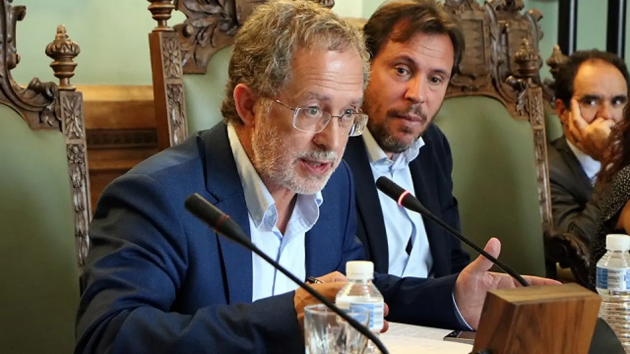 Manuel Saravia junto a &Oacute;scar Puente durante un pleno | Fuente: Valladolid Toma La Palabra