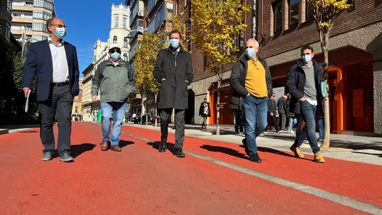 &Oacute;scar Puente junto al concejal Luis V&eacute;lez y t&eacute;cnicos municipales | Fuente: Ayuntamiento de Valladolid