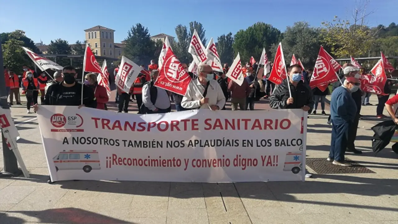 Concentraci&oacute;n del transporte sanitario frente a las Cortes | Fuente: UGT Castilla y Le&oacute;n