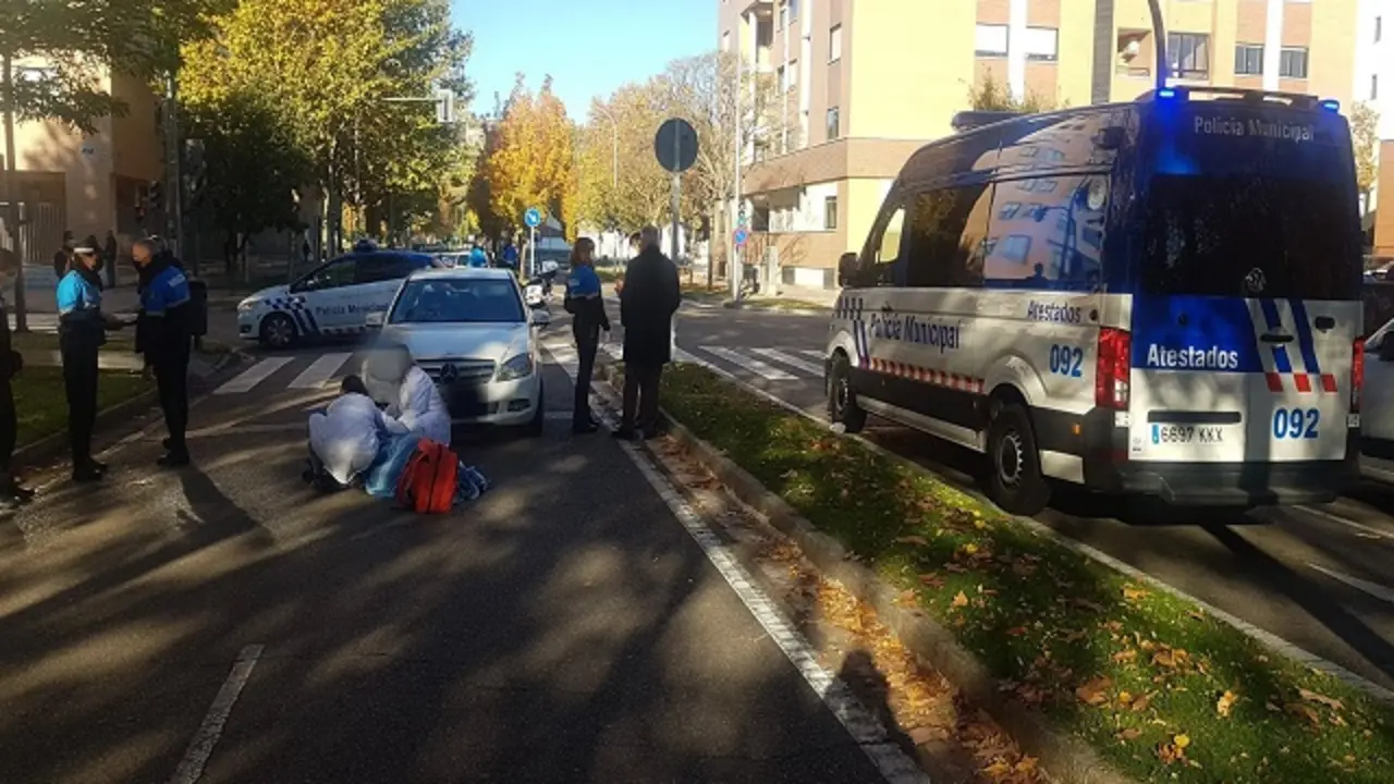 Los profesionales sanitarios atienden a la mujer herida | Fuente: Polic&iacute;a Municipal