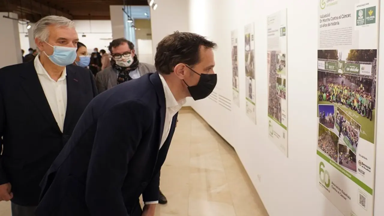 Valladolid. 22/11/2021. El presidente de la Diputaci&oacute;n de Valladolid, Conrado &Iacute;scar, y el presidente de la Asociaci&oacute;n Espa&ntilde;ola Contra el C&aacute;ncer de Valladolid, Artemio Dom&iacute;nguez, presentan en la Sala de Exposiciones Teresa Ortega Coca del Palacio de Pimentel, la exposici&oacute;n conmemorativa de los 60 a&ntilde;os de la AECC.
FOTO/DPV/Miguel &Aacute;ngel Santos