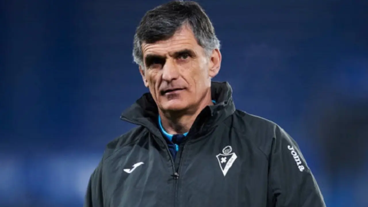 VITORIA-GASTEIZ, SPAIN - FEBRUARY 07: Head coach Jose Luis Mendilibar of SD Eibar looks on prior to the start the La Liga match between Deportivo Alaves and SD Eibar SAD at Estadio de Mendizorroza on February 07, 2020 in Vitoria-Gasteiz, Spain. (Photo by Juan Manuel Serrano Arce/Getty Images)