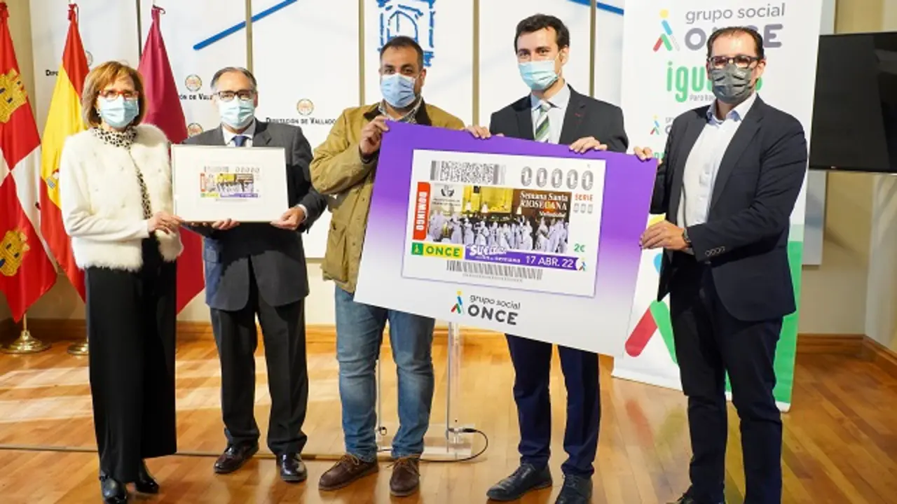 Valladolid. 5/04/2022. El diputado de Servicios Sociales e Igualdad y alcalde de Medina de Rioseco, David Esteban acompa&ntilde;ado del delegado territorial de la ONCE en Castilla y Le&oacute;n, Ismael P&eacute;rez, la presidenta del Consejo Territorial ONCE, Rosa Rubio, por el presidente de la Junta de Semana Santa de Medina de Rioseco, Antonio Herrera y por el Vicepresidente de la Hermandad  del Santo Sepulcro de Medina de Rioseco, Juli&aacute;n Acu&ntilde;a, presentan en la Sala de Recepciones del Palacio de Pimentel, el Cup&oacute;n de la ONCE dedicado a la Semana Santa de Medina de Rioseco. 
FOTO/DPV/Miguel &Aacute;ngel Santos