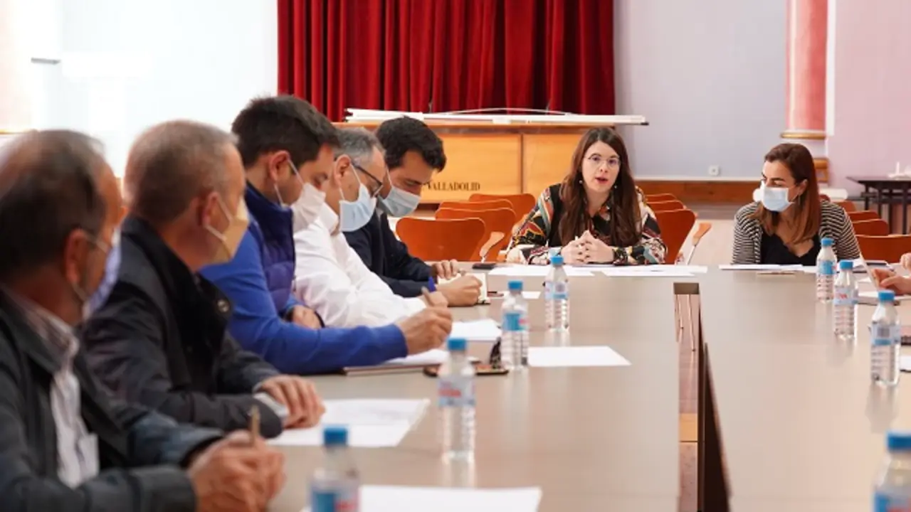 Valladolid. 16/5/2002. Reuni&oacute;n de Juntas de Semana Santa en el Hospital Viejo. FOTO/DPV/Miguel &Aacute;ngel Santos