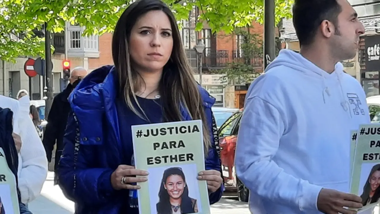 Prima de Esther L&oacute;pez a las puertas de los juzgados en Valladolid | Valladolid Plural