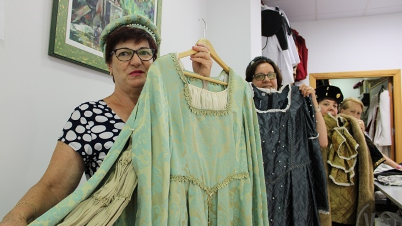 Las costureras muestran los trajes de &eacute;poca para la recreaci&oacute;n de Carlos V en Mojados | Valladolid Plural