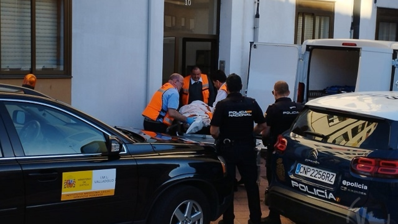 Los m&eacute;dicos forenses trasladan el cuerpo de la mujer | Valladolid Plural