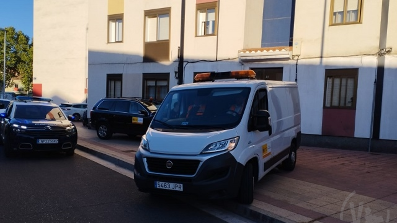 Los servicios funerarios trasladan el cuerpo de la mujer fallecida | Valladolid Plural