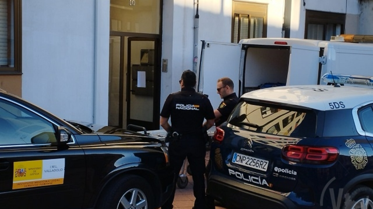 Agentes de la Polic&iacute;a Nacional a las puertas de la vivienda en La Rondilla | Valladolid Plural