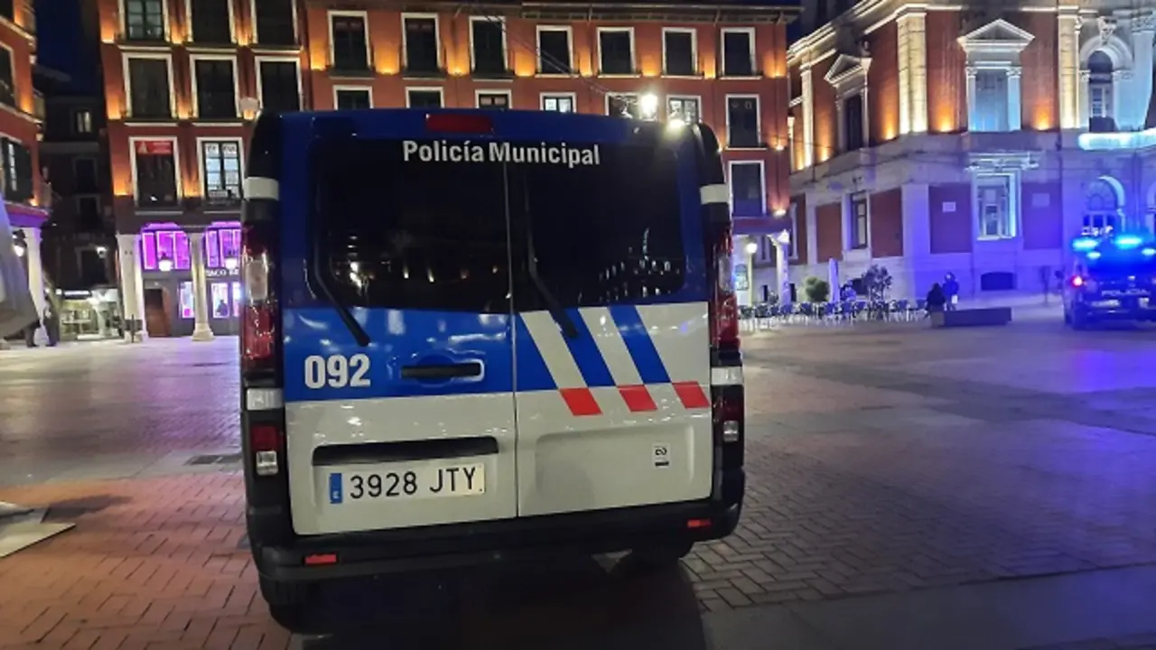 Furg&oacute;n de la Polic&iacute;a Municipal de Valladolid en la Plaza Mayor | Valladolid Plural