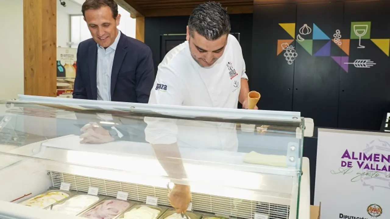 Valladolid. 27/7/2022. Edificio Q-BO Alimentos de Valladolid   El presidente de la Diputaci&oacute;n de Valladolid presenta los helados artesanos de Xocoreto realizados con productos de Alimentos de Valladolid. FOTO/DPV/Miguel &Aacute;ngel Santos