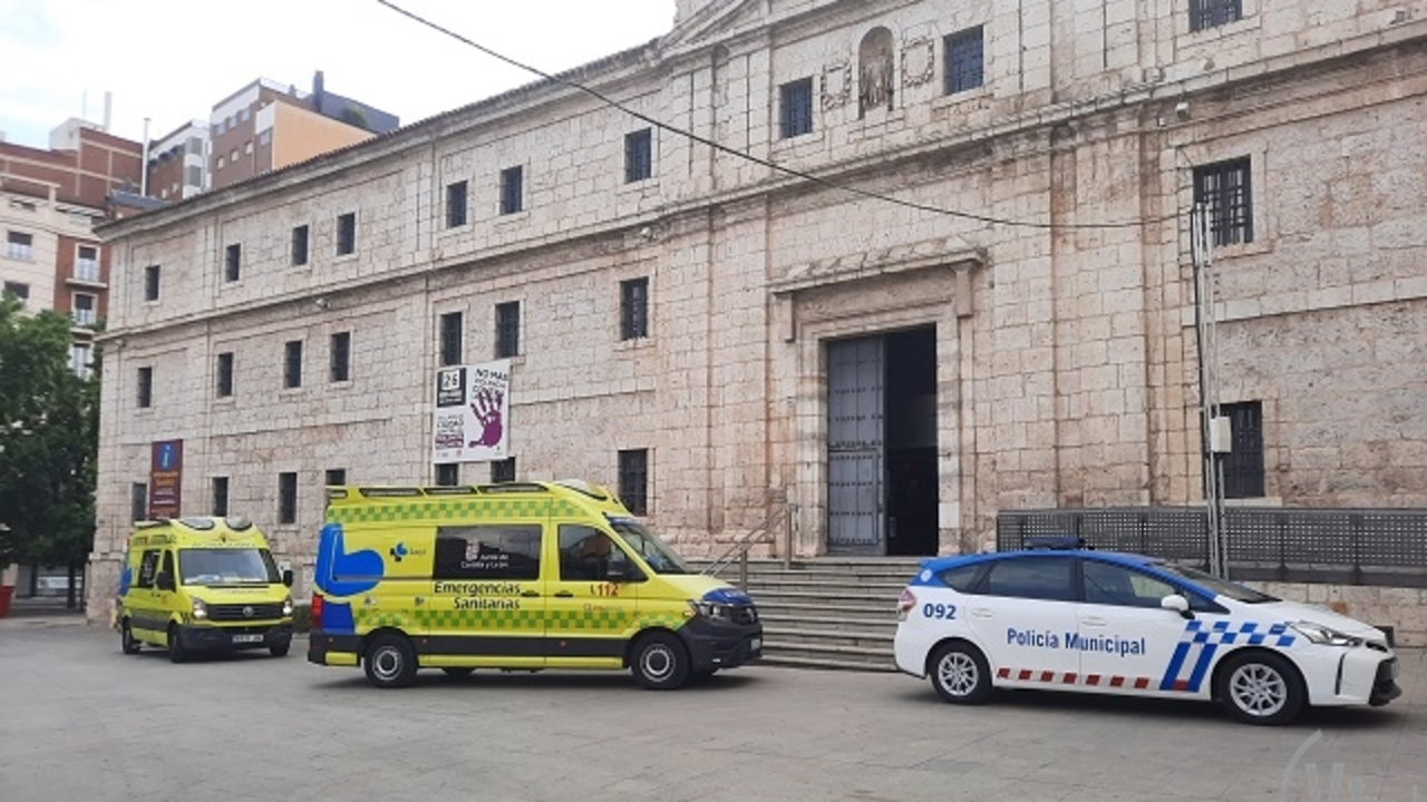 Momento del incidente sanitario en el edificio municipal de San Benito | Valladolid Plural