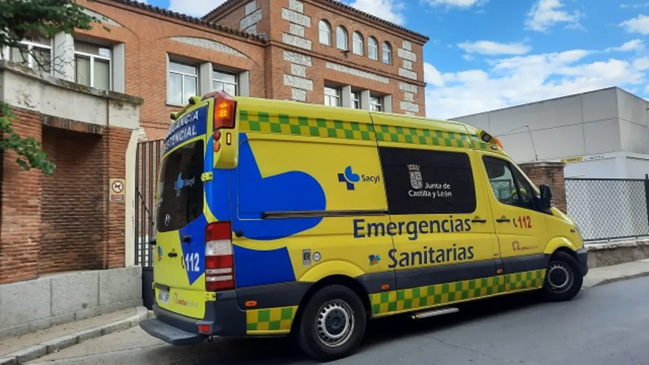 Ambulancia junto a un centro de salud de Medina del Campo | Valladolid Plural