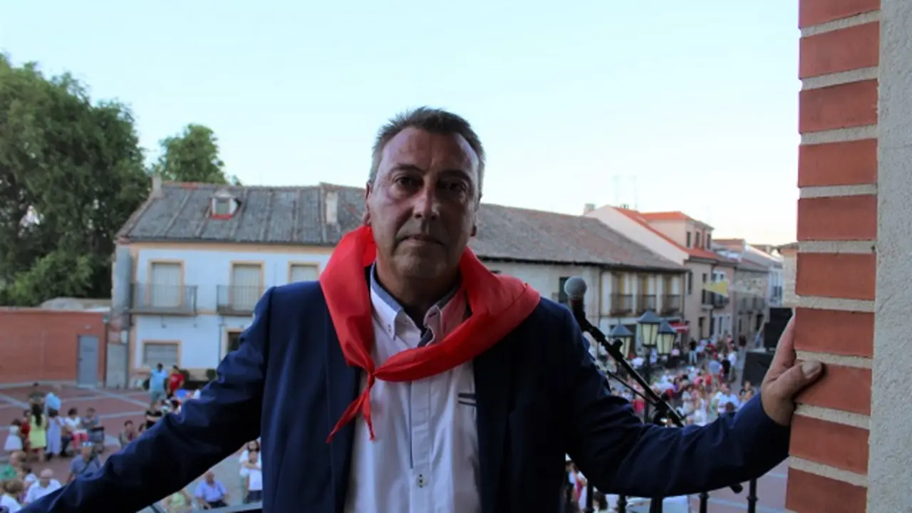 Fernando de la Cal, alcalde de Aldeamayor, en el balc&oacute;n del Ayuntamiento | Valladolid Plural