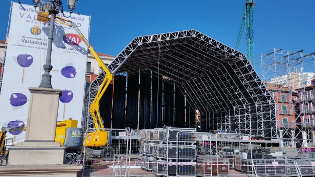 Montaje del escenario de fiestas de la Plaza Mayor | Valladolid Plural