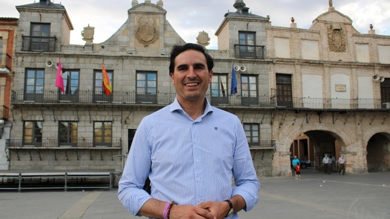 Guzm&aacute;n G&oacute;mez, alcalde de Medina del Campo, junto al Consistorio | Valladolid Plural