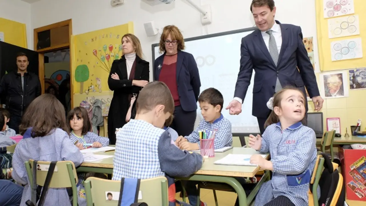 Ma&ntilde;ueco durante una visita a una escuela infantil | Fuente: Junta de Castilla y Le&oacute;n