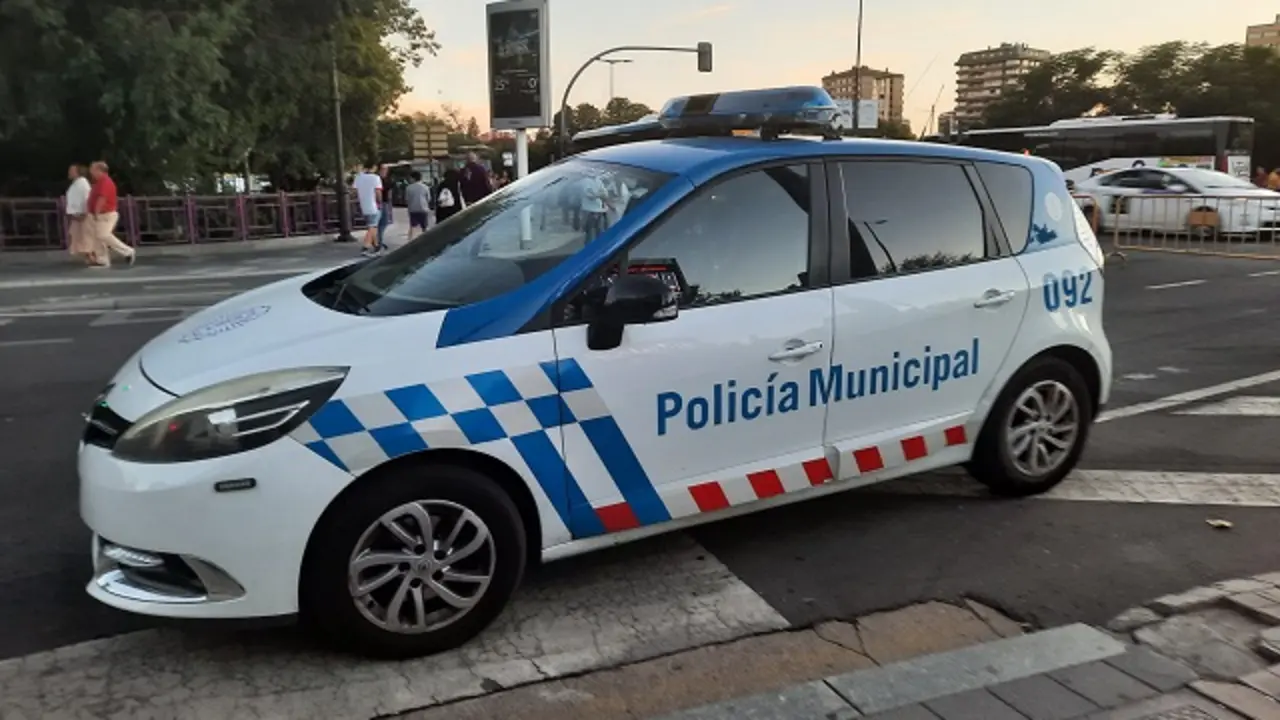 Patrulla Polic&iacute;a Municipal en el entorno de Las Moreras | Valladolid Plural