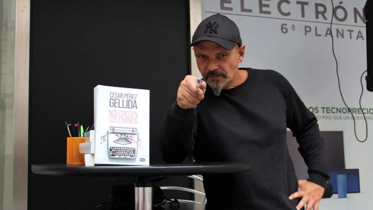 El escritor vallisoletano C&eacute;sar P&eacute;rez Gellida durante la firma de libros en El Corte Ingl&eacute;s de Constituci&oacute;n | Valladolid Plural