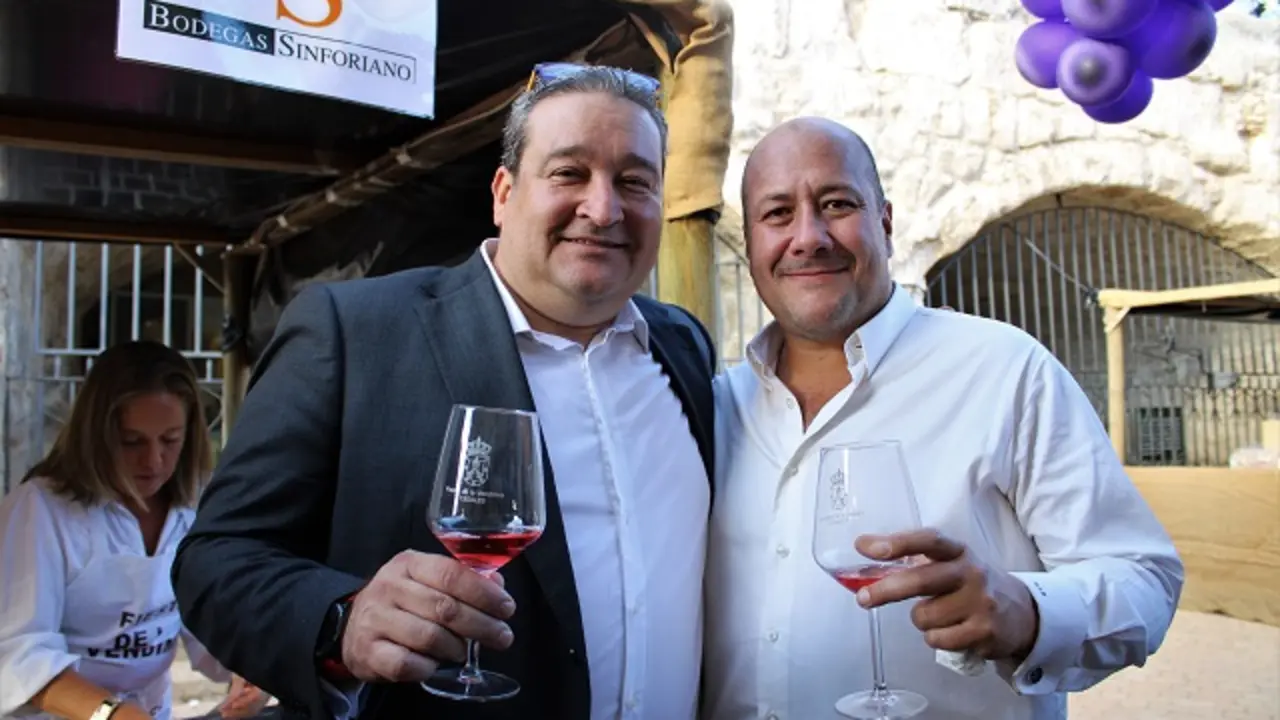 El alcalde de Cigales, Jos&eacute; Ignacio Fern&aacute;ndez, y el gobernador civil de Jalisco, Enrique Alfaro, durante la Feria del Vino | Valladolid Plural