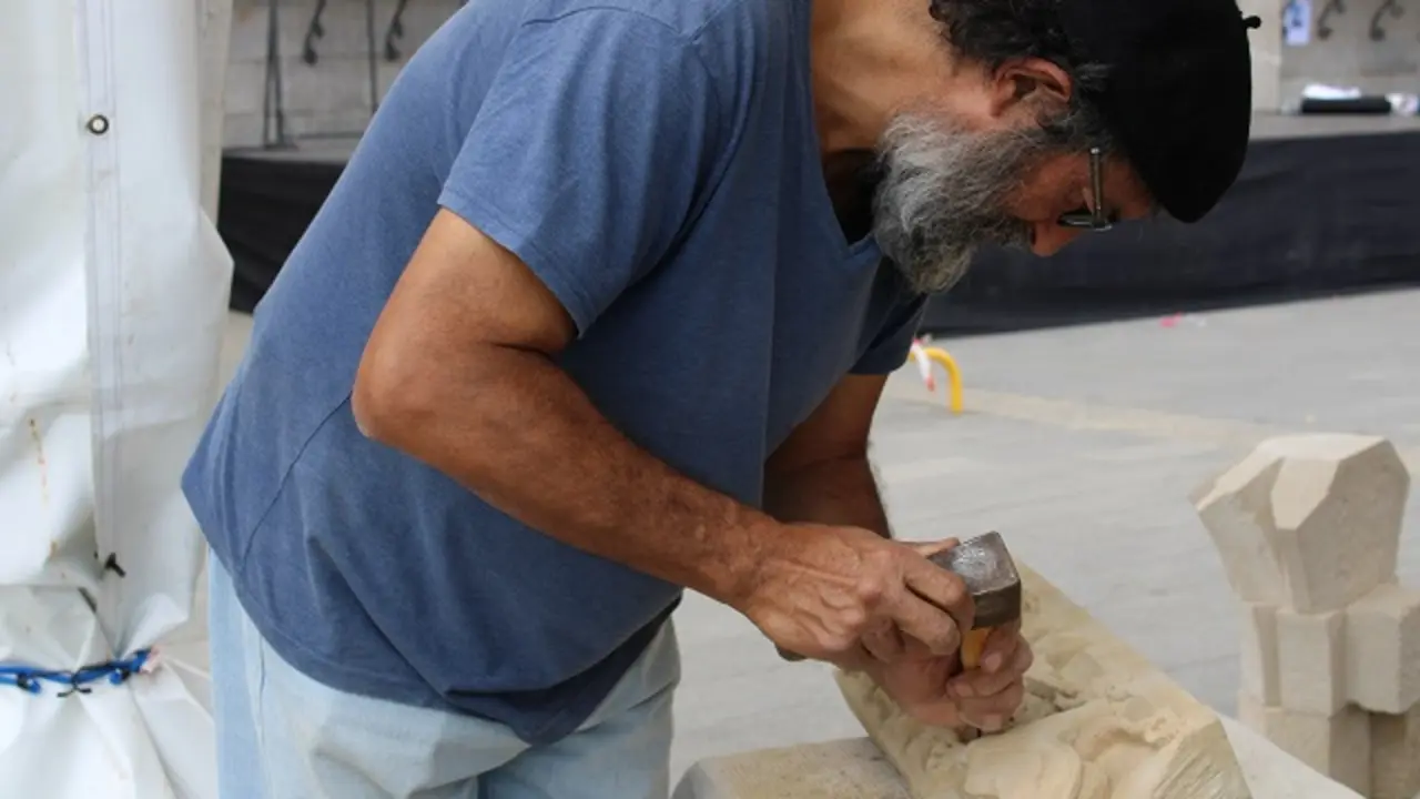 El escultor Rodrigo de la Torre en la Feria de Productos de Medina del Campo | Valladolid Plural