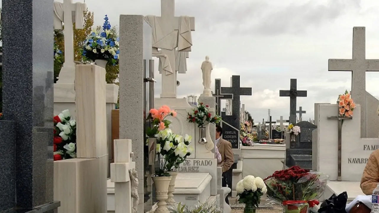 FOTO CARLOS ARRANZ.
CEMENTERIO DEL CARMEN,DIA DE TODOS LOS SANTOS