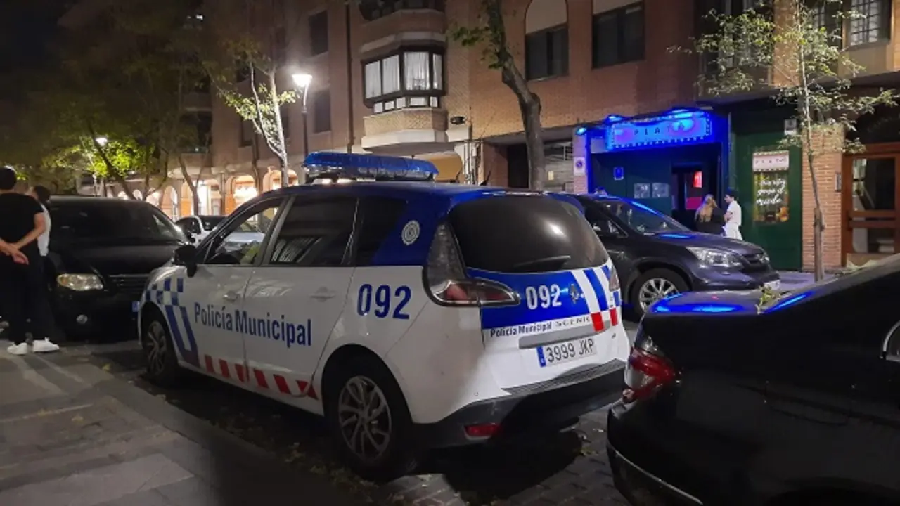 Patrulla de la Polic&iacute;a Municipal en la puerta del bar Plat&oacute; | Valladolid Plural