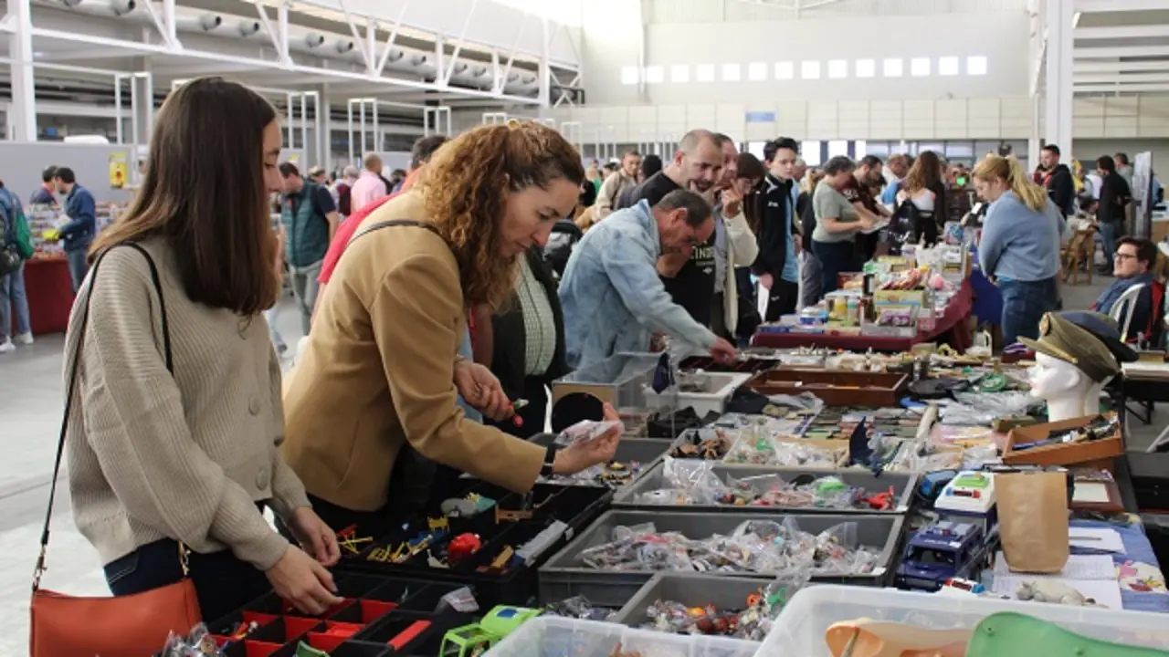 Los vallisoletanos se adentran en la XIII Feria del Coleccionismo | Valladolid Plural