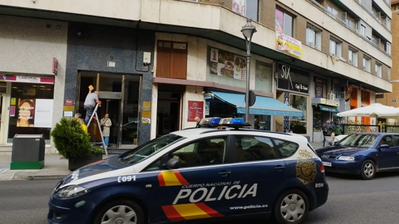 Coche patrulla de la Polic&iacute;a Nacional a la altura de la calle Angustias 9 | Valladolid Plural