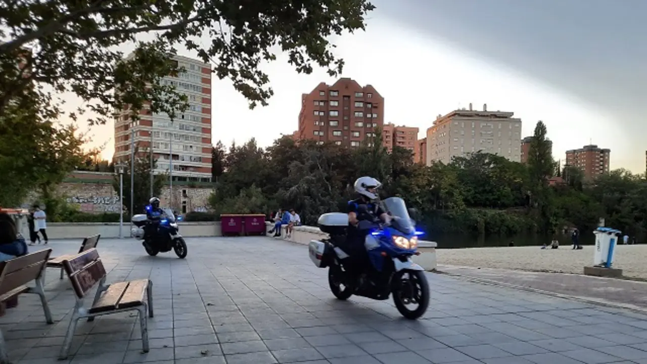 Patrulla de la Polic&iacute;a Municipal en la zona de Las Moreras | Valladolid Plural