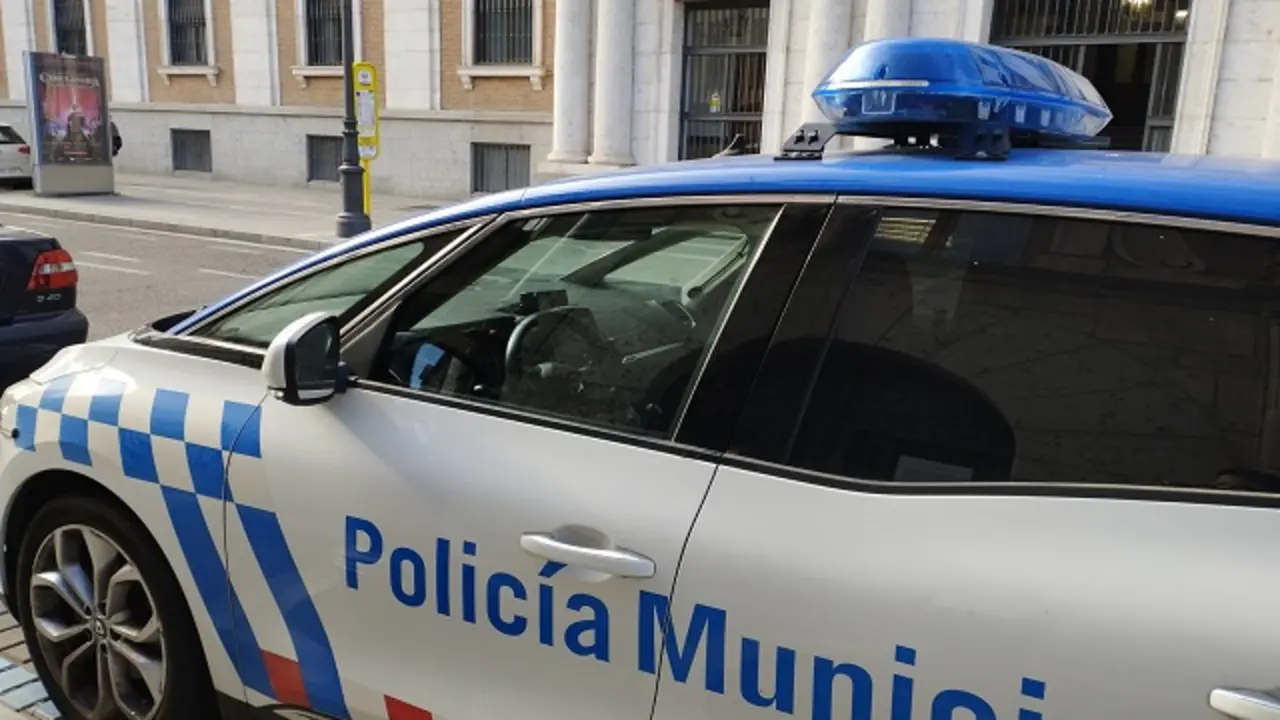 Coche de la Polic&iacute;a Municipal de Valladolid en las inmediaciones de la Audiencia Provincial | Valladolid Plural