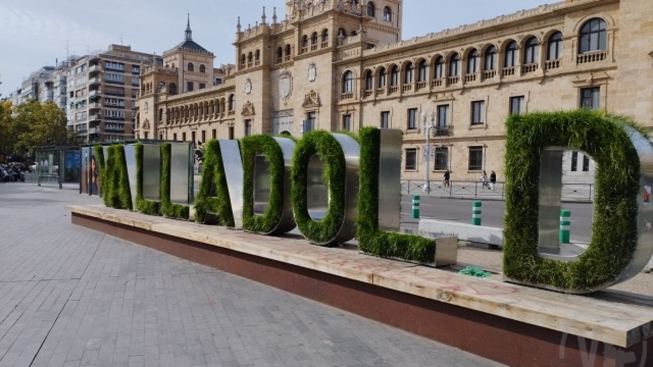 El letrero de Valladolid de la Plaza Zorrilla aparece sin la 'i' | Valladolid Plural