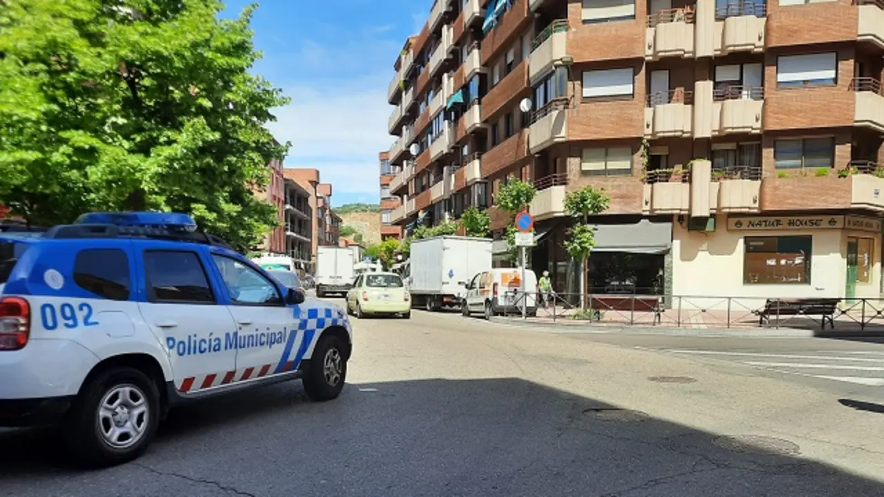 Agentes de la Polic&iacute;a Municipal en la calle Fuente el Sol de La Victoria | Valladolid Plural